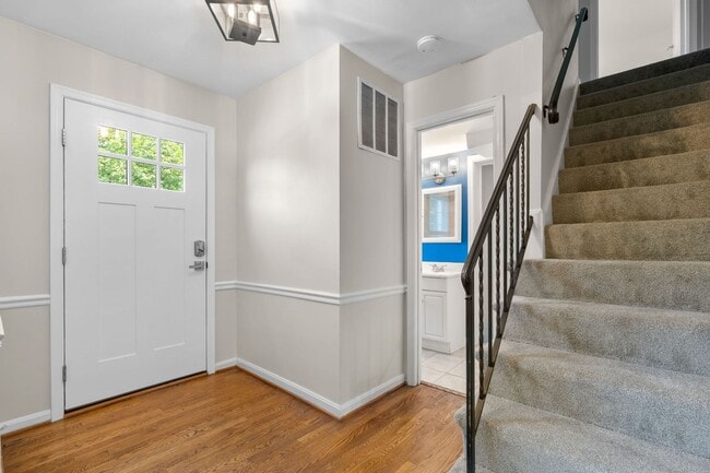 Building Photo - 5 Bed 3 Bath - Rockville Colonial - Update...