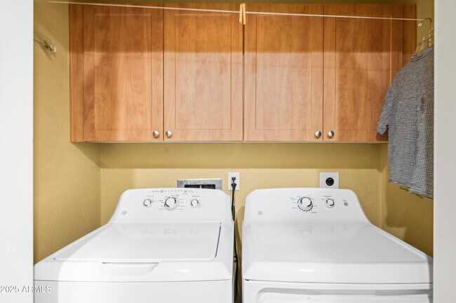 Building Photo - 17 W Vernon Ave