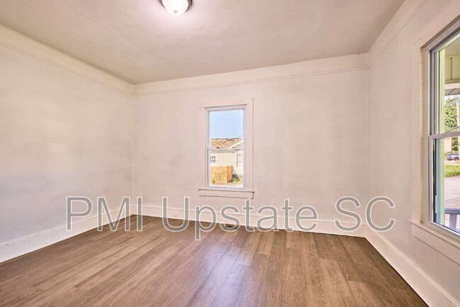 Building Photo - 10 E Main St