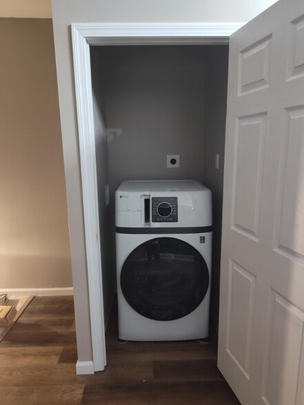 Building Photo - 96 Poquonock Ave