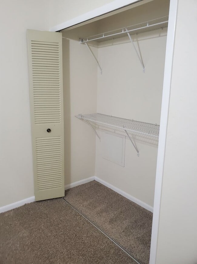 Building Photo - **Available NOW** 2 Bedroom/ 2 Bath Condo close to Truman and Coffee Bluff Marina- community Pool!