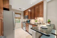 Building Photo - 1403 E Abingdon Dr