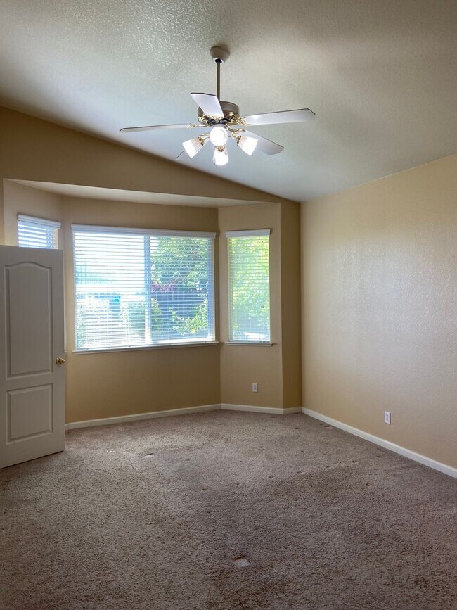 Building Photo - Chelsea Ridge - Broadstone. Walk to park, ...