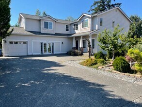 Building Photo - Extremely Spacious 5BD/3BTH Home For Lease...