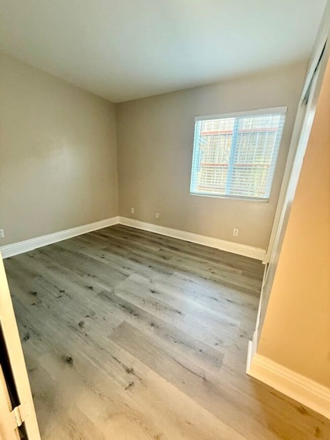Building Photo - Cute 1 bedroom 1st floor condominium