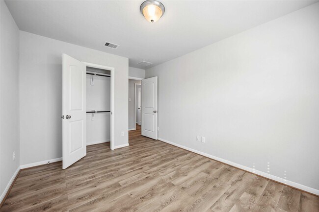 Building Photo - 5914 Prince Pl Dr