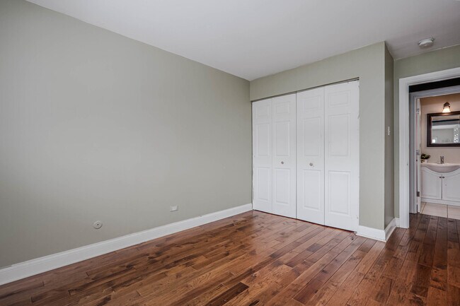 Building Photo - 685 E Fullerton Ave