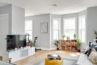 Building Photo - 19 Plymouth St