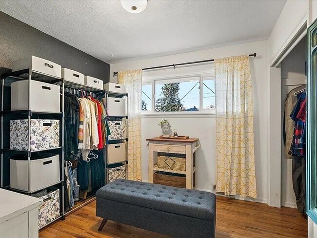 Building Photo - SPACIOUS 3BD/1BA SOUTH HILL HOME | ATTACHED GARAGE | FENCED YARD | W/D HOOKUPS | AVAIL JULY 1