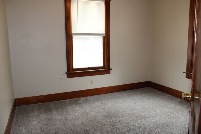 Building Photo - House for rent! 2 kitchens 3 Baths! Close ...