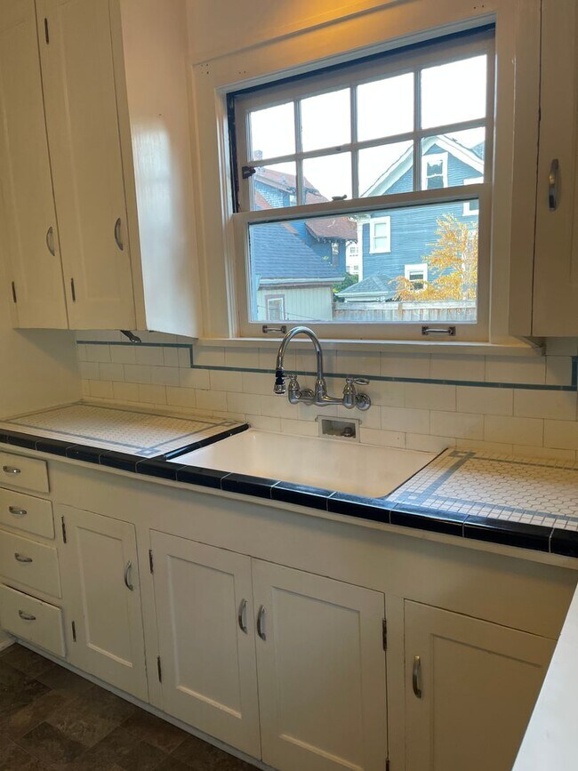 Building Photo - Cro02 - NW Northrup