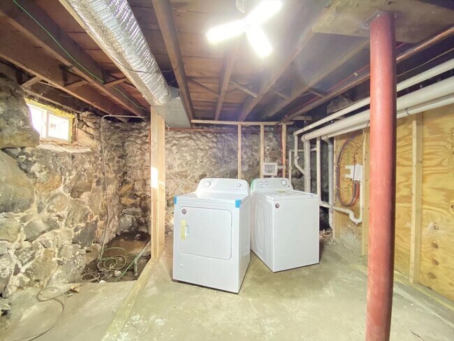 Building Photo - 70 Francis St