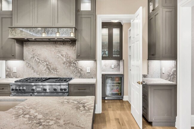 Building Photo - Franklin Gem Walking Distance to Downtown!