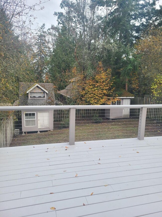 Building Photo - Spacious In-Town Home Near the High School