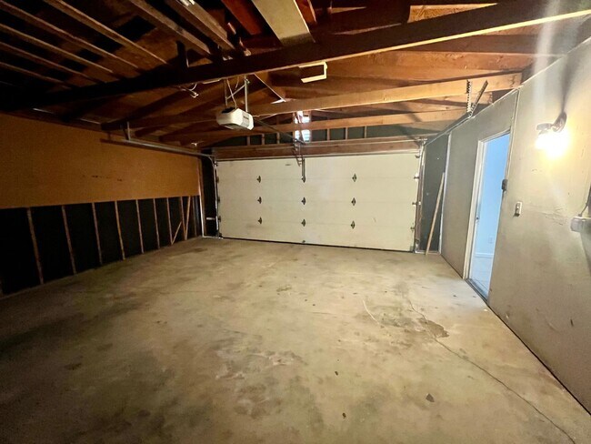 Building Photo - 5 Bedroom 2 Bath - Close to 29 Palms Marin...