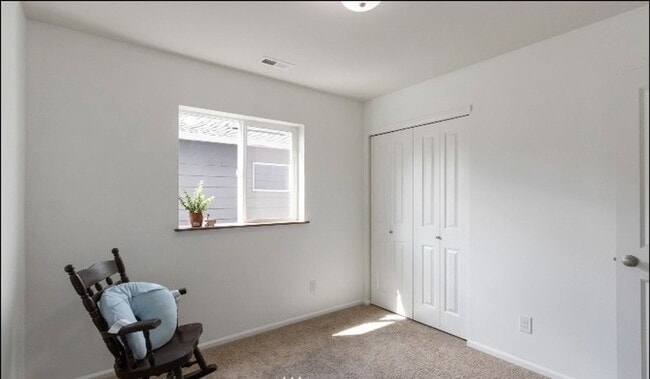 Building Photo - Large 4 bedroom home-Pet friendly!