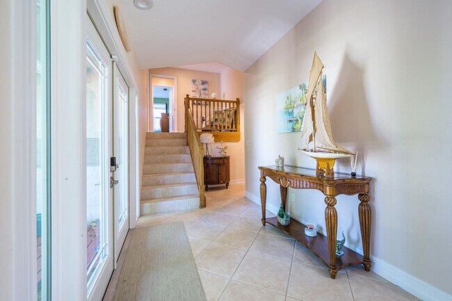 Building Photo - Hillside Home-3 bedrooms- 2 baths -2 car garage- Furnished-Available Now !