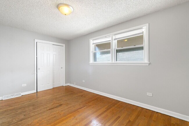 Building Photo - 7216 S Central Park Ave