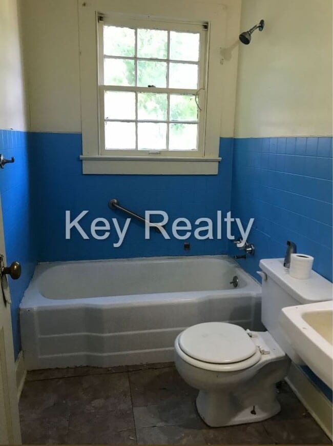 Building Photo - 112 Bentley St