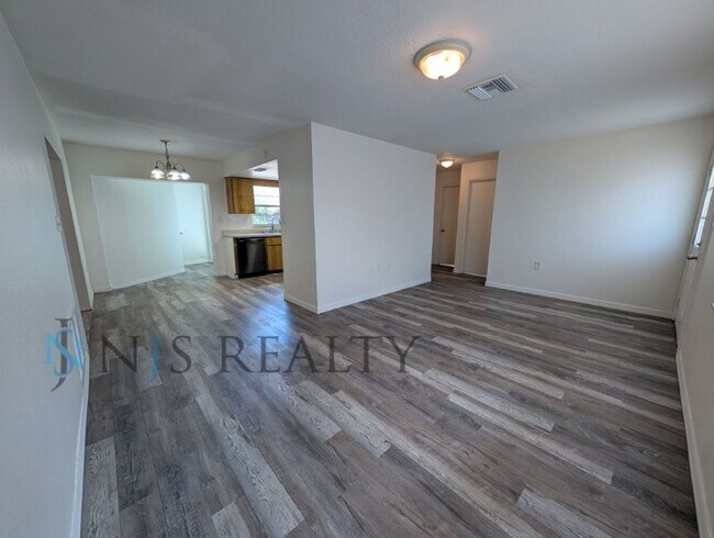 Building Photo - 3/1 over 1000sf home with New flooring, FRESH paint, open floorplan!!