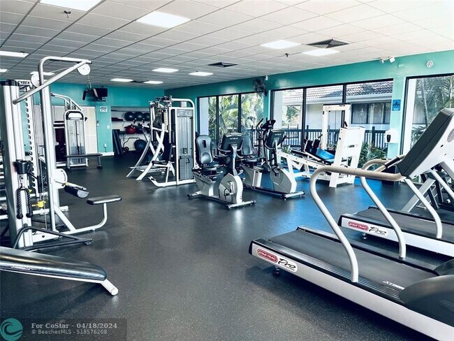 Building Photo - 112 Lake Emerald Dr