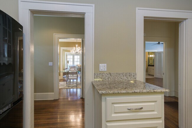 Building Photo - South Highlands