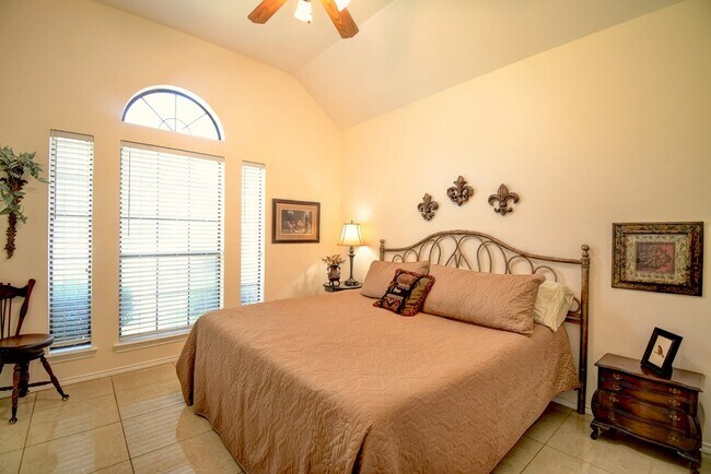 Building Photo - 719 Oak Hollow Dr