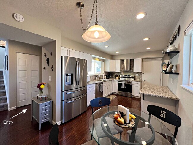 Building Photo - "Charming 2-Bed Townhouse Retreat on East Florida Ave with Spacious 1170 Sq Ft Layout!"