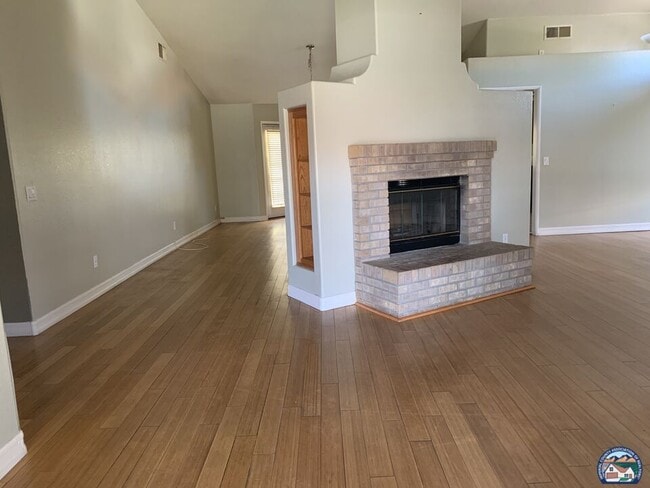 Building Photo - 587 Wild Rose Ln