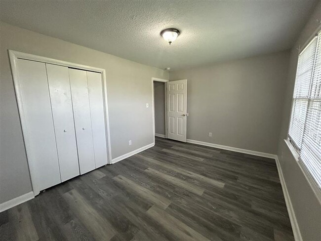 Building Photo - Charming and Affordable Downstairs Duplex ...