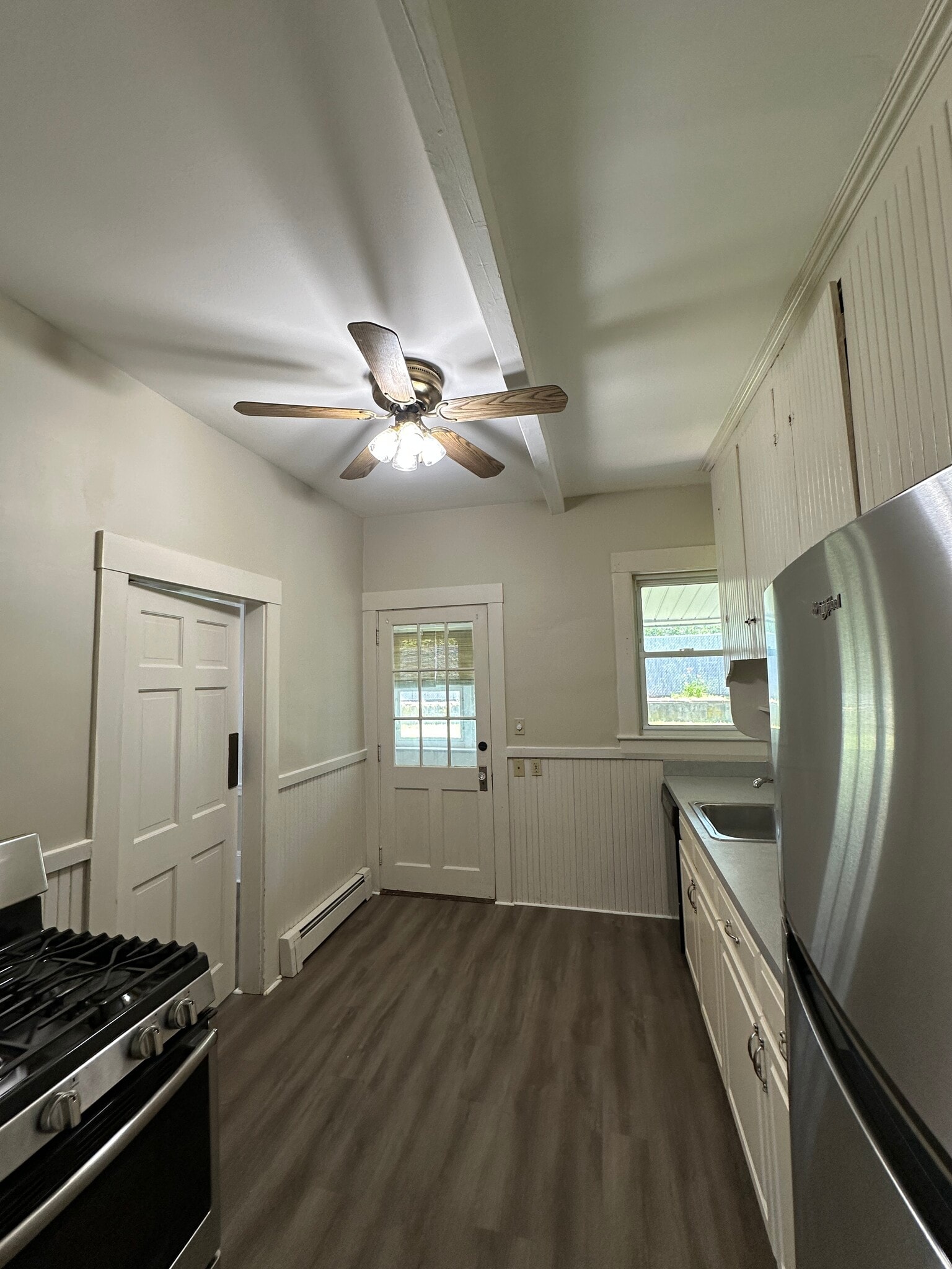 Functional kitchen with ample cabinet space - 9 Buxton Ct