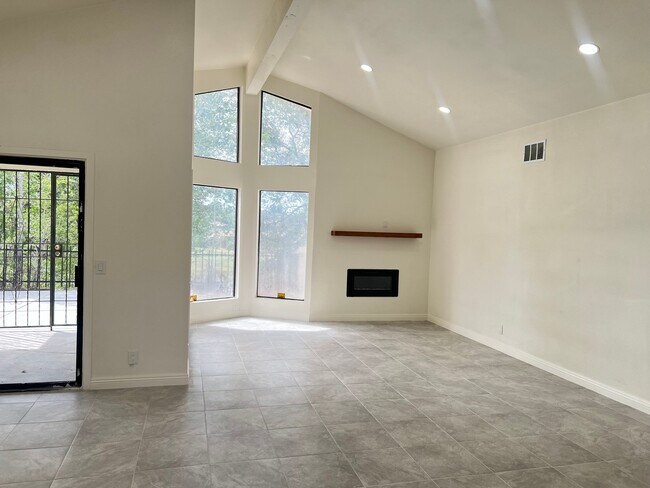 Building Photo - 13850 Dahlgren Dr