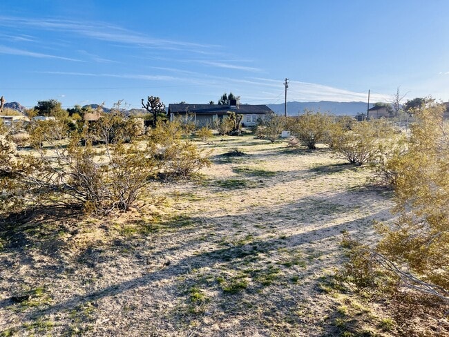 Building Photo - Gorgeous 3 bd, 2.5 ba on 1 acre