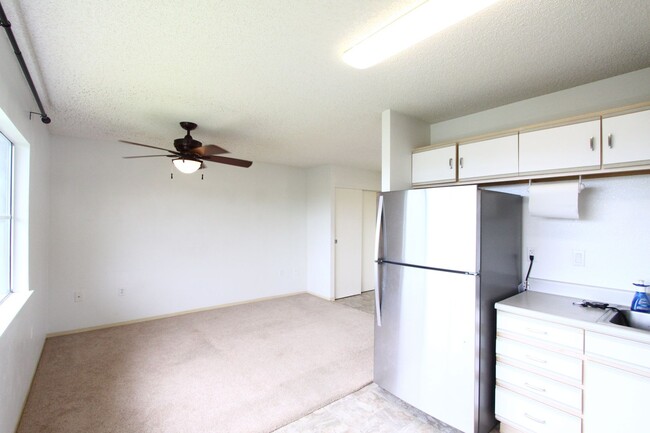 Building Photo - 1 bedroom, 1 bath, 2 parking unit in Cresc...