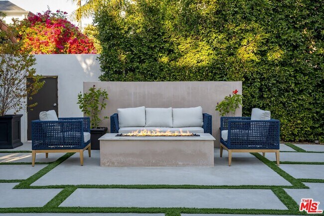 Building Photo - 520 N Bedford Dr