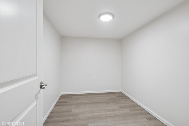 Building Photo - 30 Crescent Dr