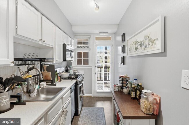 Building Photo - 7 Russell Rd