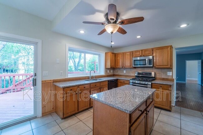 Building Photo - 13183 Oak Farm Dr