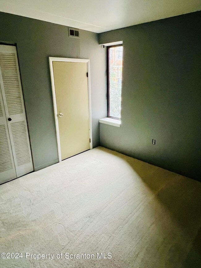 Building Photo - 220 Linden St