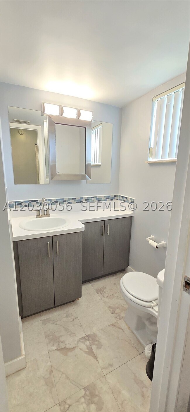 Building Photo - 1201 NE 191st St