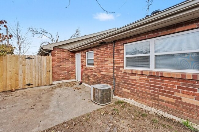 Building Photo - 704 W Oak St