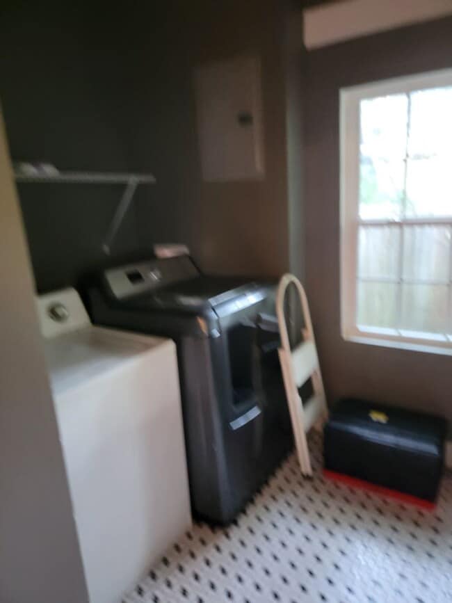 Building Photo - Beautiful 4 bedroom home in Midtown