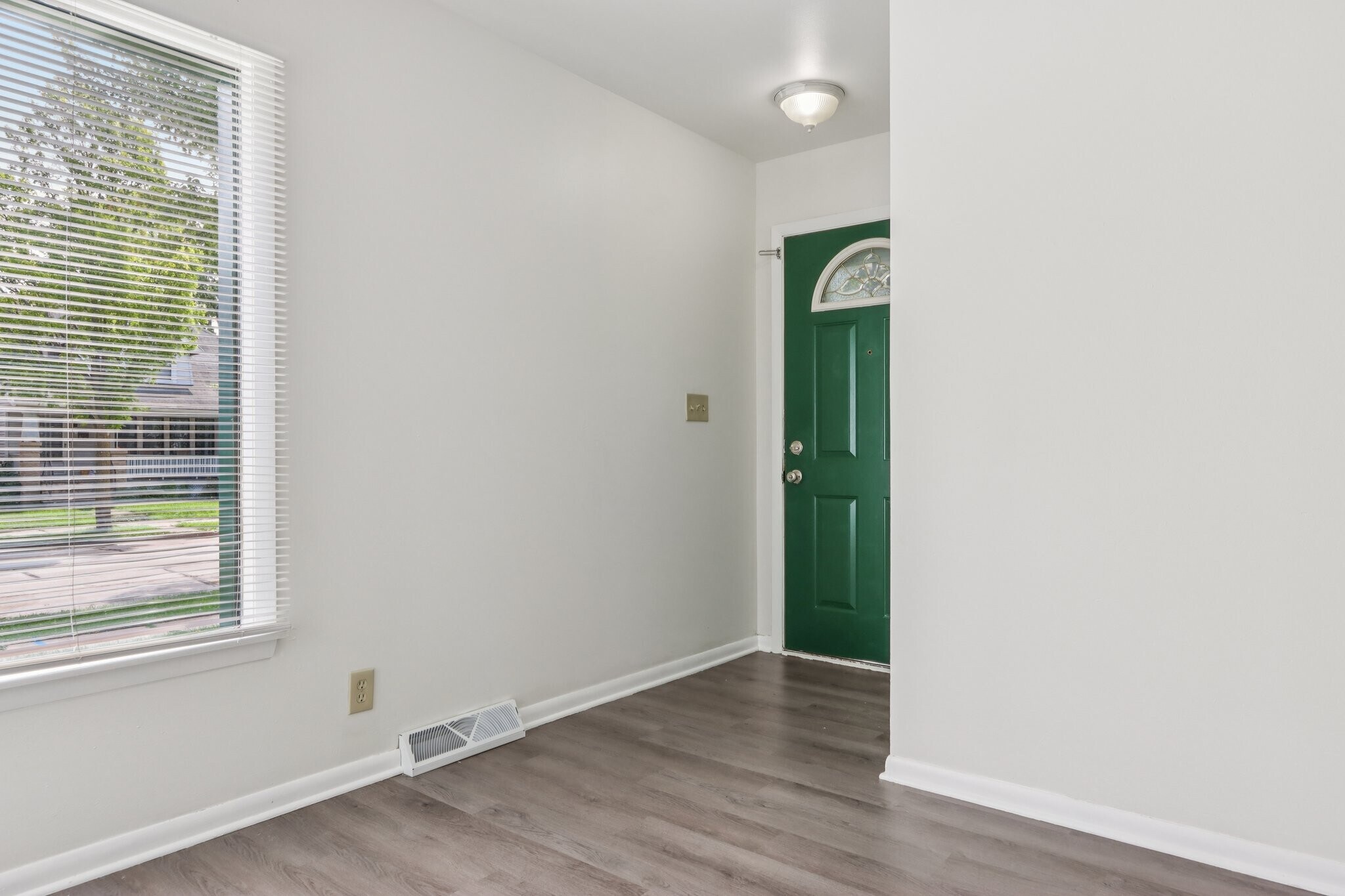 Private Entry - 1933 S 72nd St