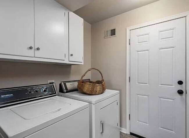 Building Photo - 27W220 Chelsea Cir