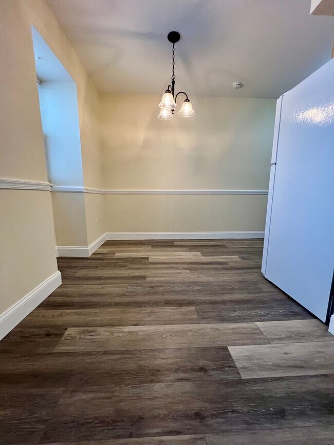 Building Photo - Stunning 2nd Floor Apartment in Telford! Parking Spot Included!