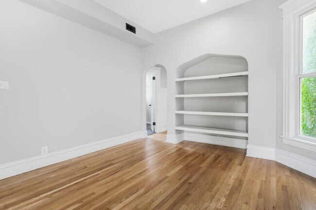 Building Photo - 6923 S Vernon Ave