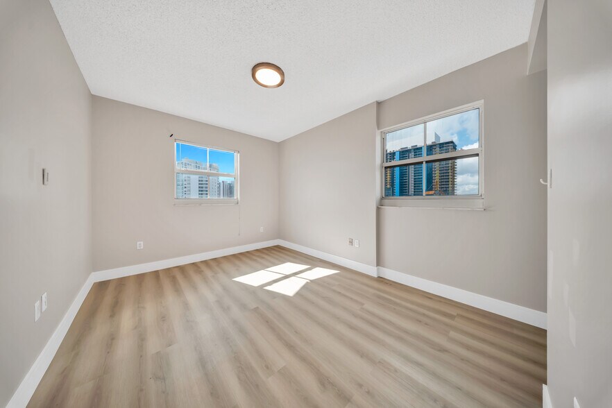 Building Photo - 185 SE 14th Ter