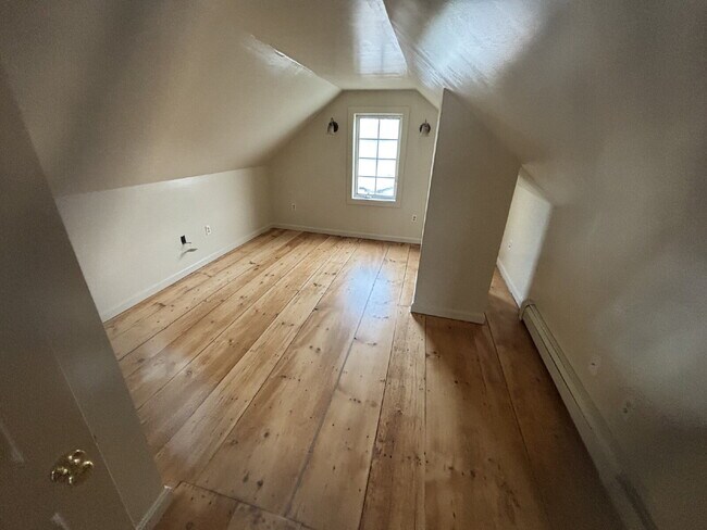 Building Photo - Freshly Remodeled 3BR / 1 BA Apartment