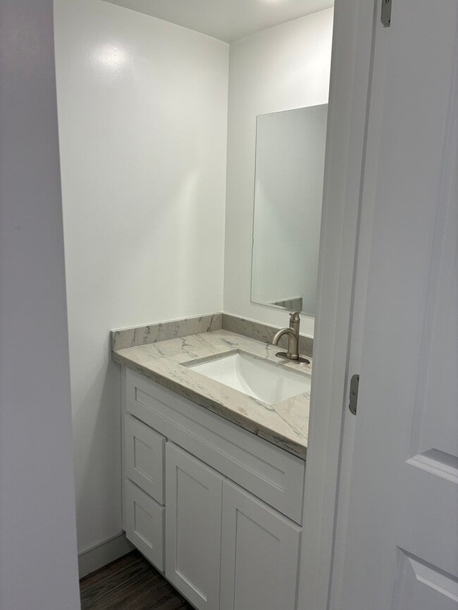 Building Photo - Beautiful 2/1.5 townhouse