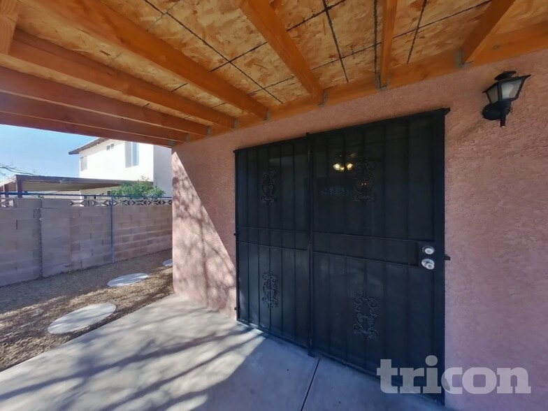 Building Photo - 4078 Deerfield Ave